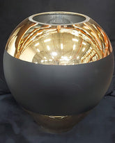 Vază decorativă din sticlă 26 cm Lve – design sferic negru cu finisaj auriu lucios (4-8)