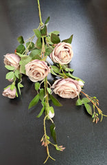 Fir trandafiri bej pudrat artificiali – 90 cm, 5 flori textile cu frunze