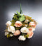 Buchet flori artificiale ranunculus alb si piersica cu flori uscate – 28cm, aspect natural
