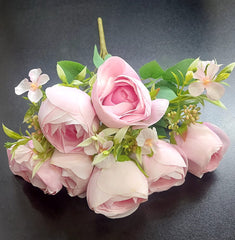 Buchet bujori artificiali roz deschis cu flori albe – 40cm, 9 capete