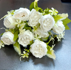 Buchet bujori artificiali albi – 40cm, 9 bujori mici, accente albe și frunze decorative