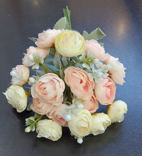 Buchet flori artificiale ranunculus crem și piersică – 30 cm, flori mici, aspect natural