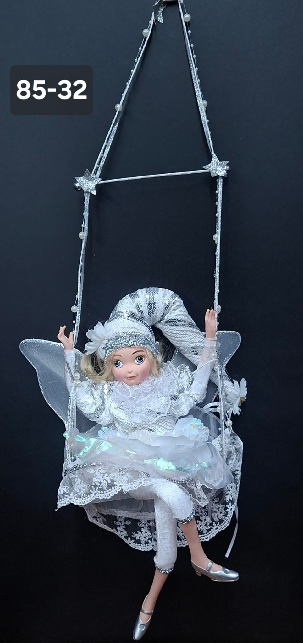 Decorațiune de Crăciun Zână pe Leagăn, cu Aripi și Rochie Strălucitoare – Alb și Argintiu - 30cm