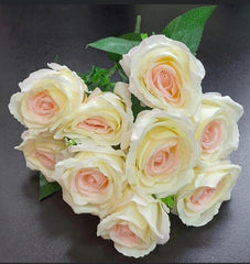 Buchet 10 trandafiri alb-crem cu roz pal artificiali – 45 cm, tije sârmă, material textil