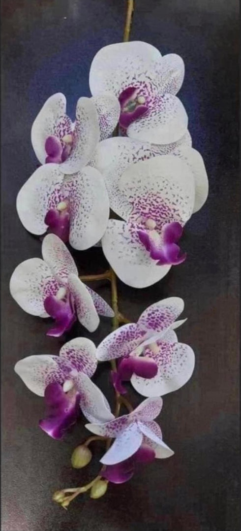 Orhidee artificială albă cu accente mov – 100 cm, floare decorativă realistă