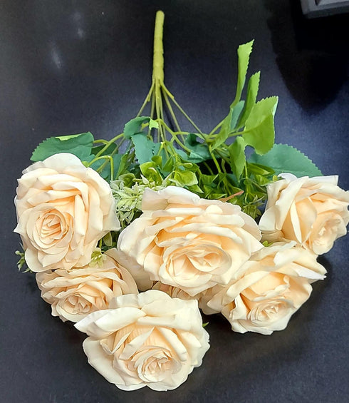 Buchet artificial cu 7 trandafiri crem – 45 cm, tije sârmă, material textil