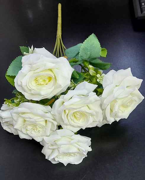 Buchet artificial cu 7 trandafiri alb-crem – 45 cm, tije sârmă, material textil