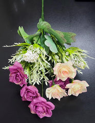 Buchet artificial cu trandafiri mov și crem – 40cm