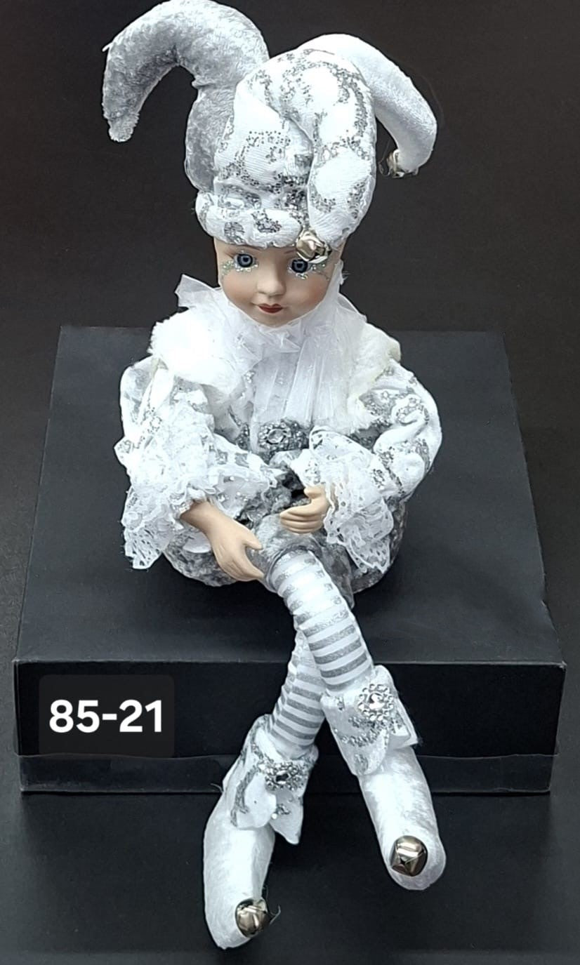 Decorațiune Muzicală de Crăciun Spiriduș cu Cheiță, Picioare Lungi, Costum Alb și Argintiu - 30cm