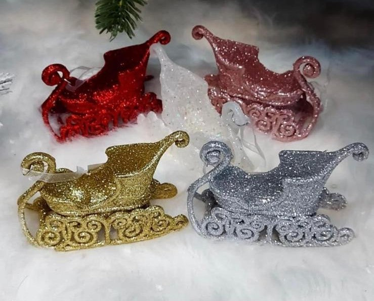 Set 12 ornamente de Crăciun în formă de sanie, cu sclipici – Roșu, Alb, Roz, Auriu sau Argintiu - 11cm