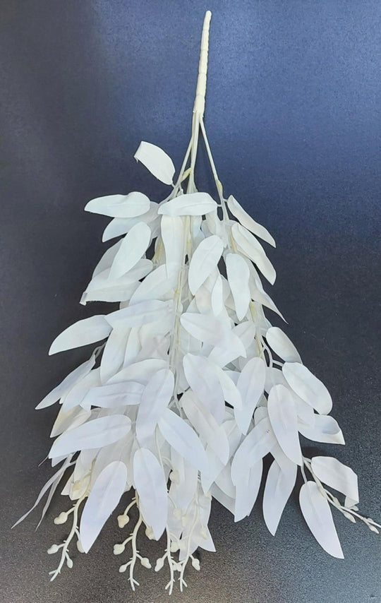 Ramură decorativă ruscus artificial alb – 50cm model cu frunze lungi și boboci fini