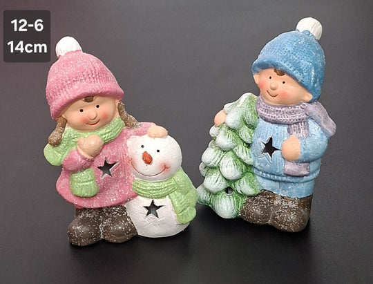 Set 2 Decorațiuni de Crăciun din Ceramică – Fetiță cu Om de Zăpadă și Băiețel cu Brad Roz și Albastru - 14cm