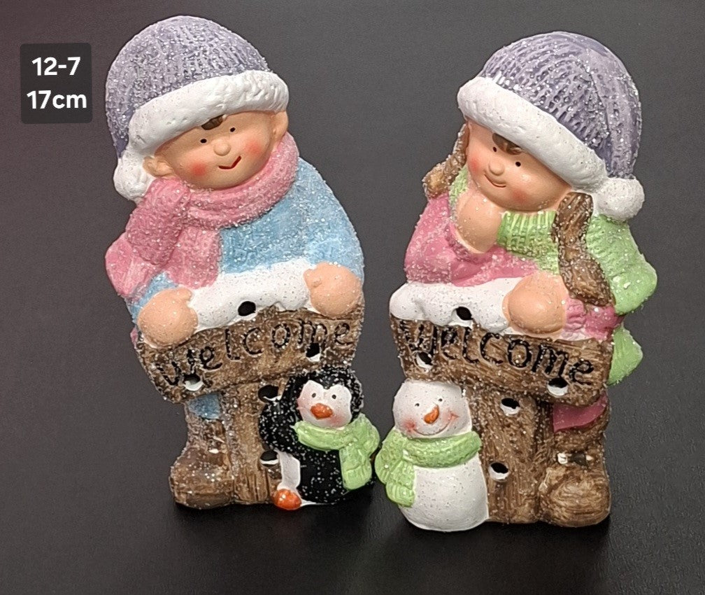 Set 2 Decorațiuni de Crăciun din Ceramică – Băiețel și Fetiță cu Mesaj Welcome - 17cm