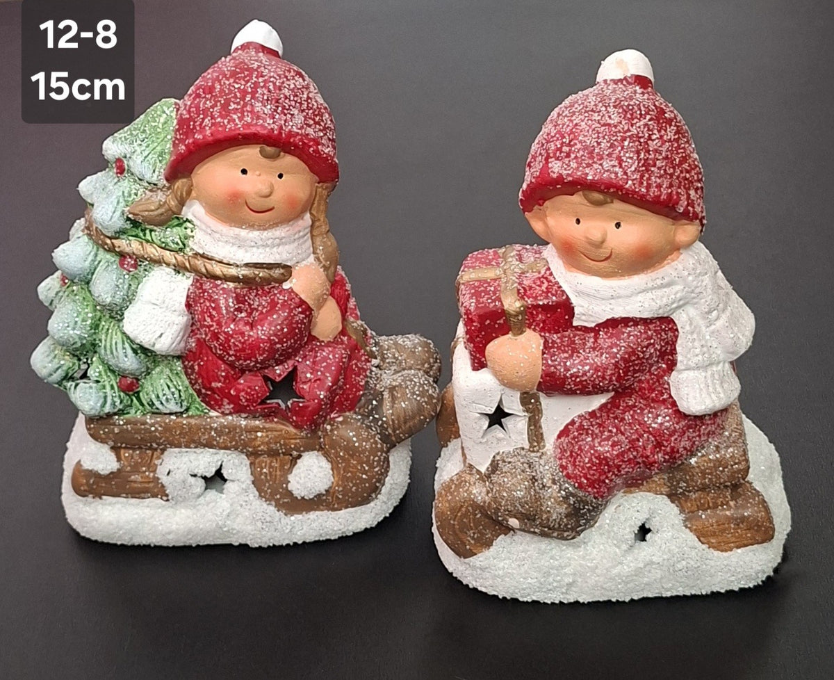 Set 2 Decorațiuni de Crăciun din Ceramică – Fetiță cu Brad și Băiețel cu Cadou pe Sanie - 15cm