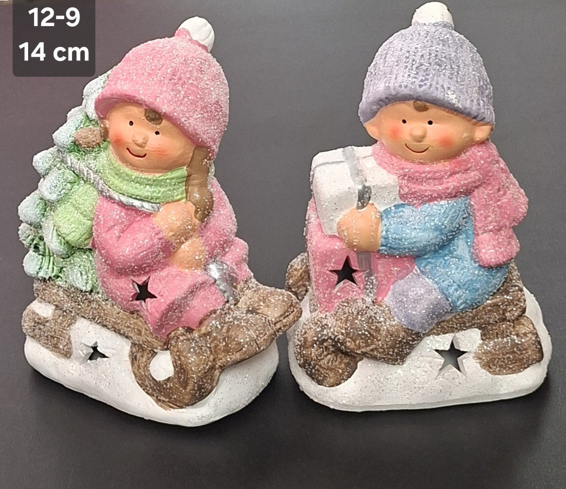 Set 2 Decorațiuni de Crăciun din Ceramică – Fetiță cu Brad și Băiețel cu Cadou pe Sanie - 14cm