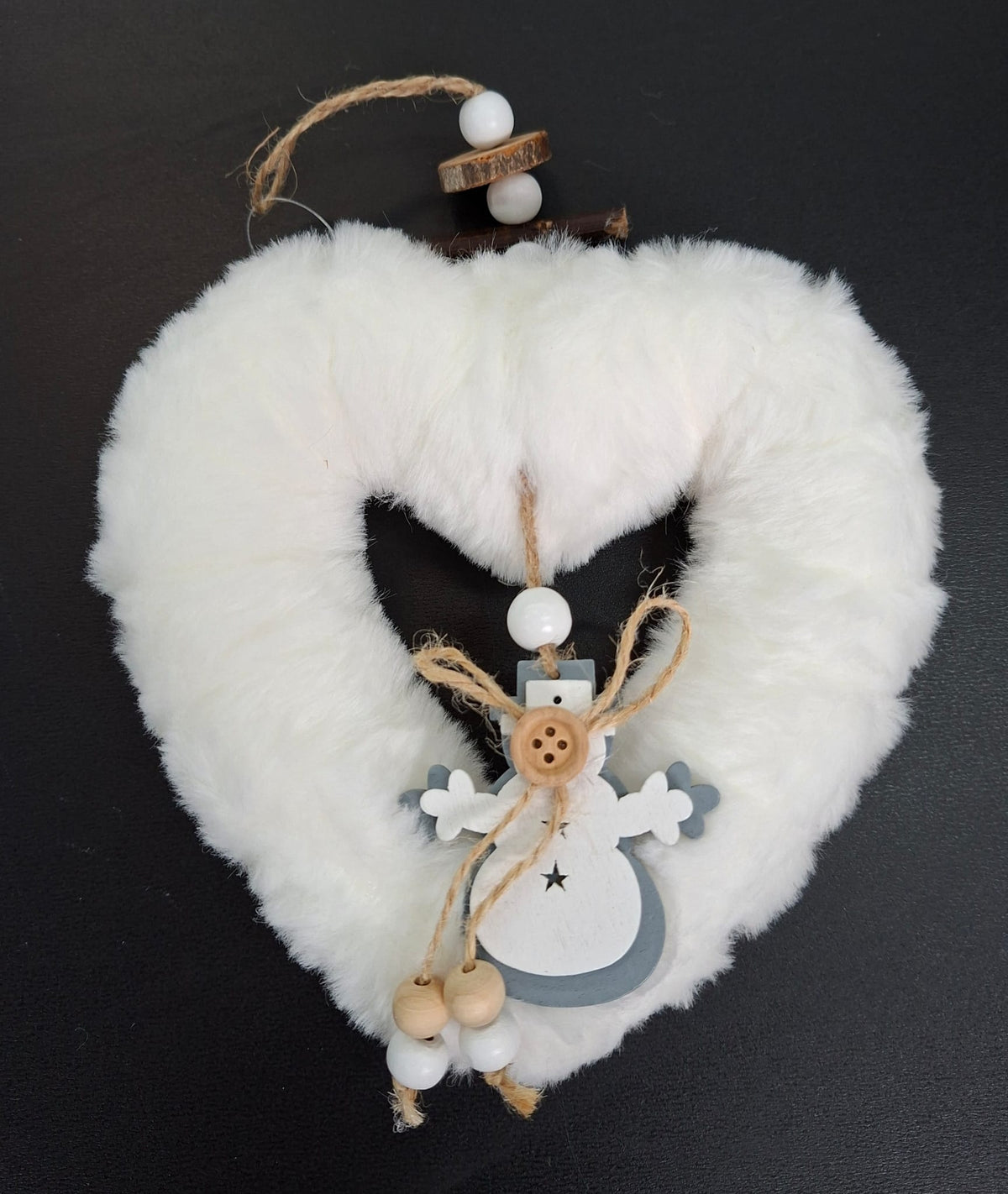 Ornament Crăciun inimă pufoasă albă cu om de zăpadă și detalii naturale - 20x18cm