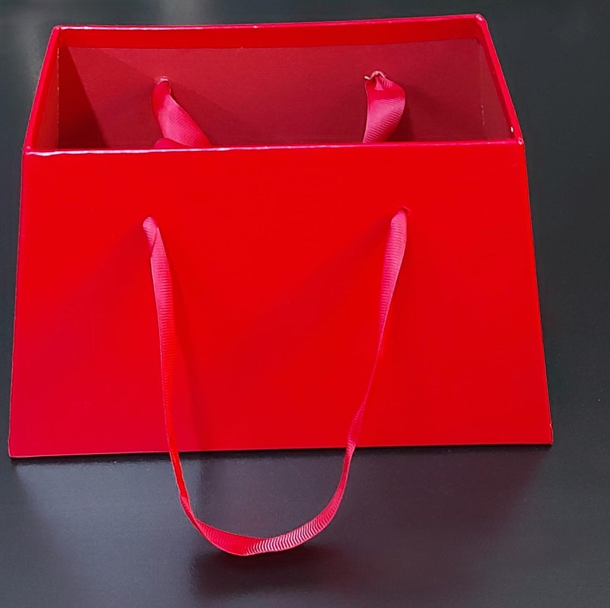 Cutie din carton roșie, dreptunghiulară 20×16cm, cu mânere din panglică – pentru flori și cadouri