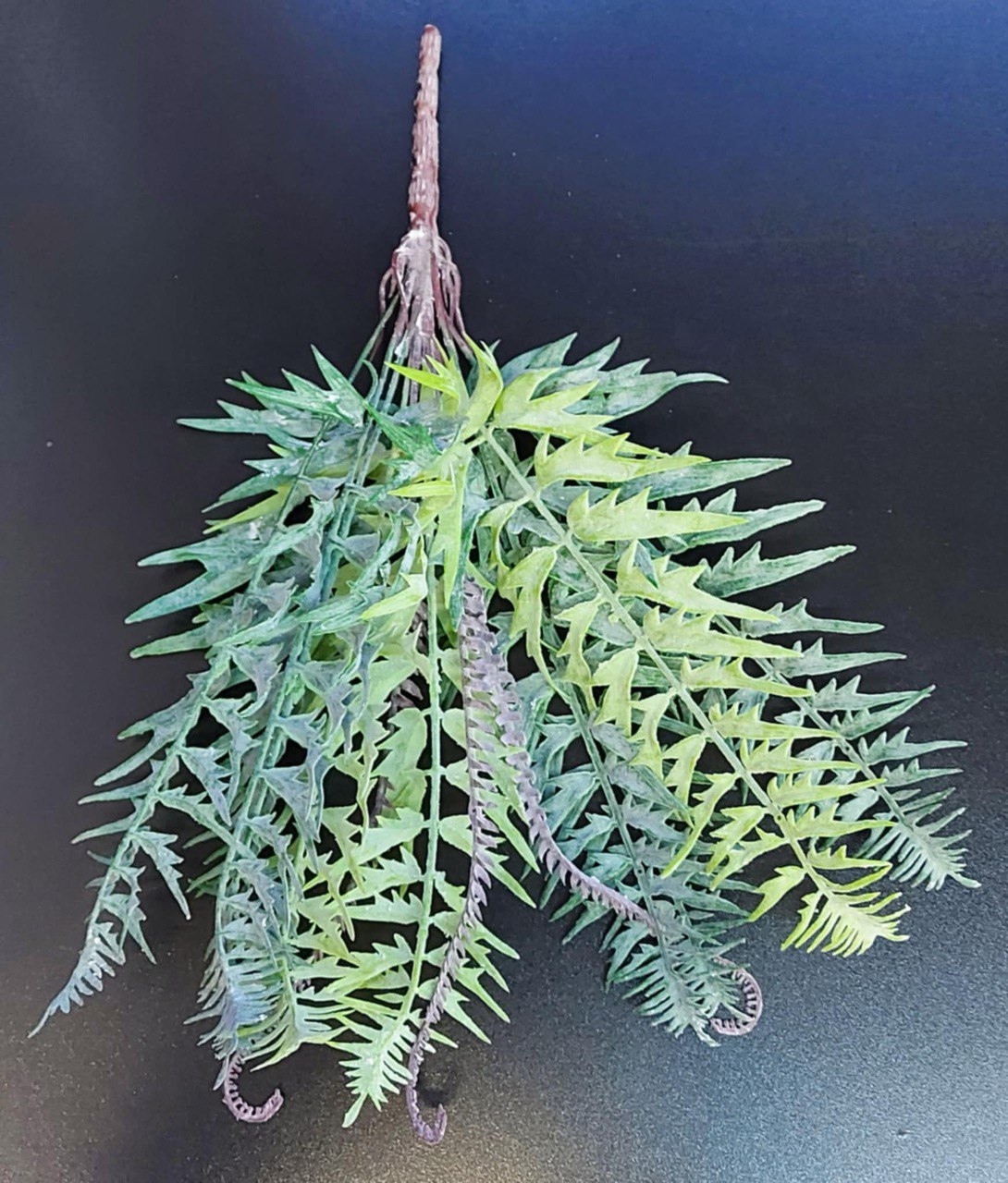 Ramură decorativă artificială tip ferigă sălbatică – model cu frunze crestate și accente mov