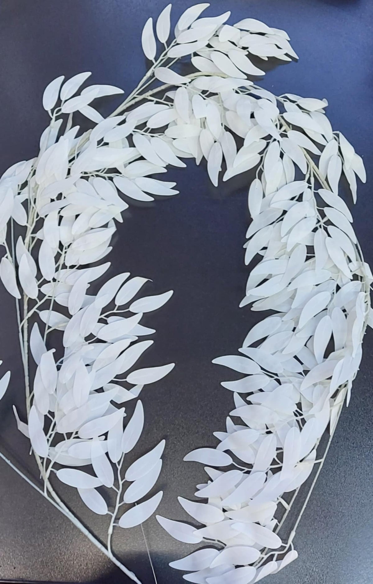 Ghirlandă decorativa cu frunze de ruscus albe
