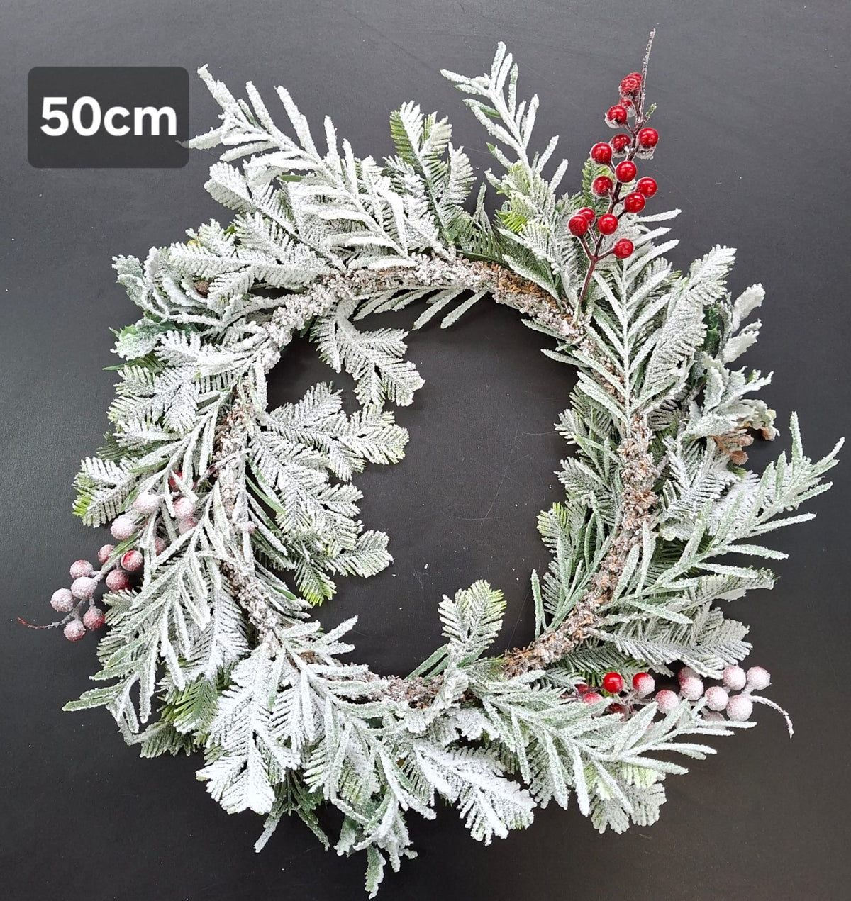 Coroniță Crăciun cu crenguțe înghețate și bobițe roșii – 50cm