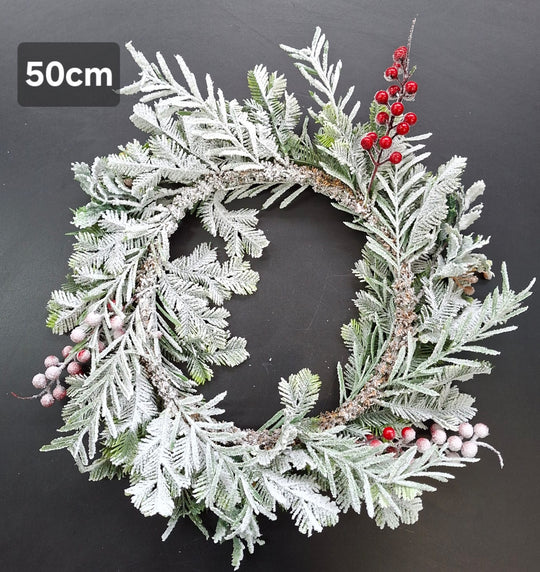 Coroniță Crăciun cu crenguțe înghețate și bobițe roșii – 50cm