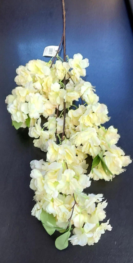 Fir decorativ cu flori de cireș crem – design floral artificial pentru decor elegant