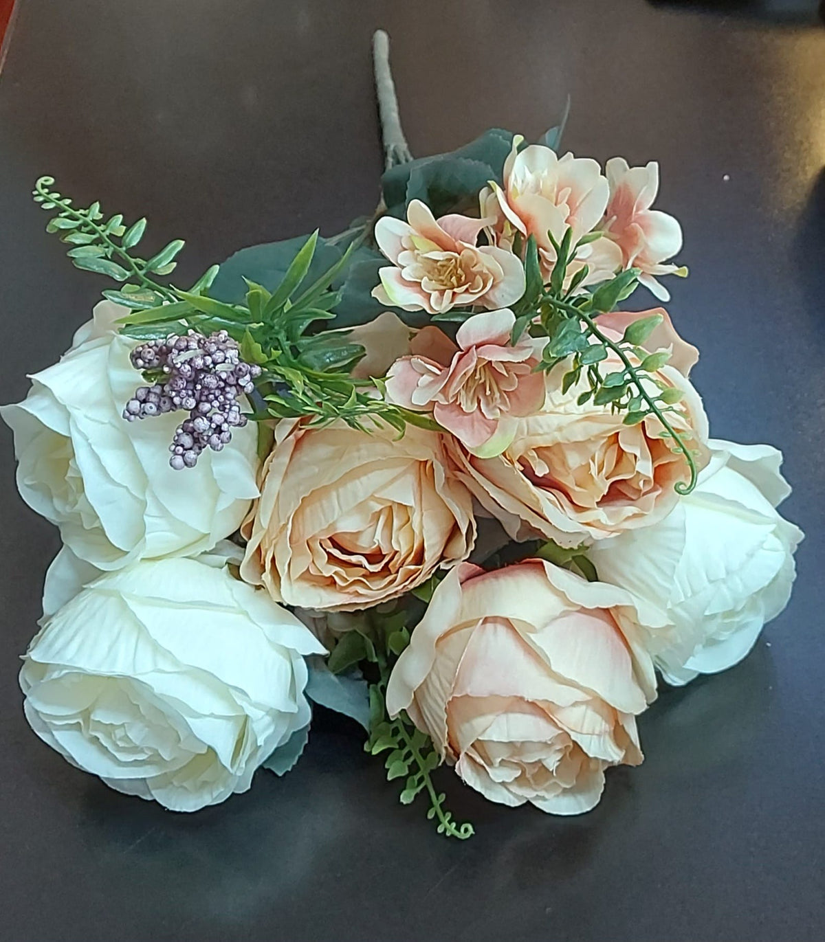 Buchet 6 trandafiri alb si somon artificiali – 46cm, tije sârmă, material textil
