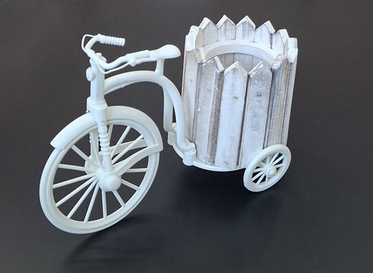 Bicicletă decorativă albă cu suport din lemn – ghiveci rustic pentru flori 22cm