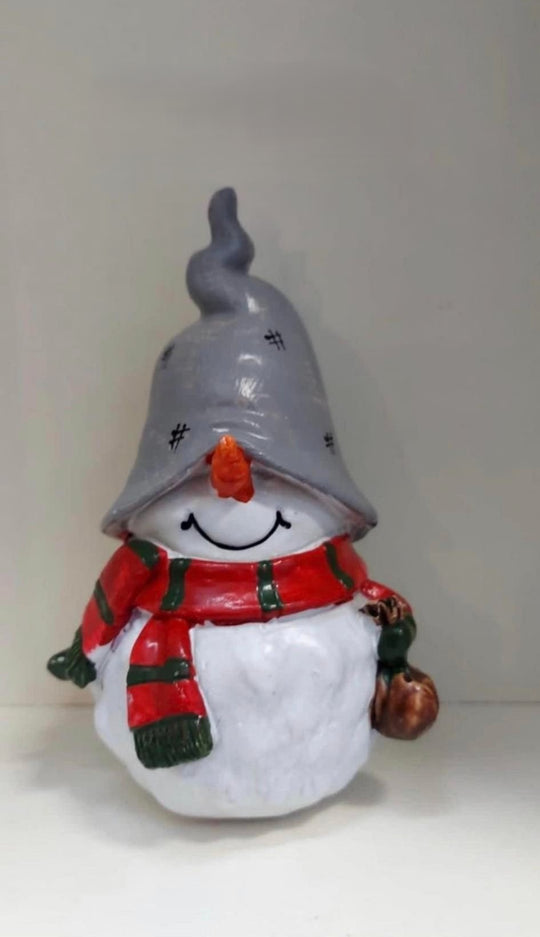 Om de zăpadă – decor ceramic Crăciun cu fular roșu și căciulă gri 14cm