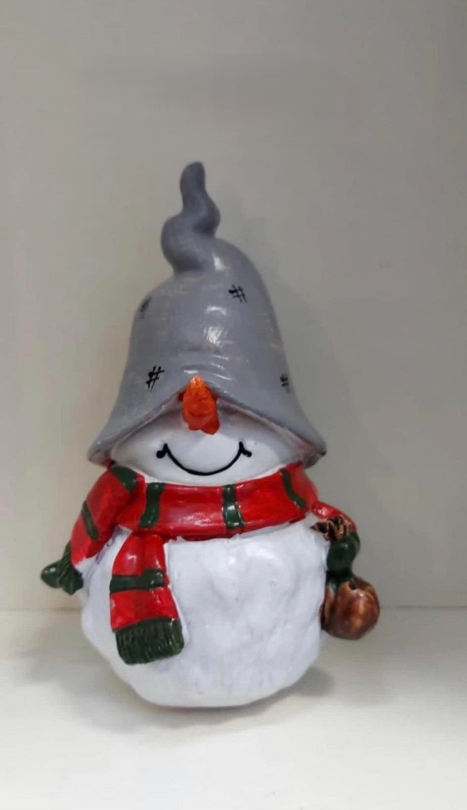 Om de zăpadă – decor ceramic Crăciun cu fular roșu și căciulă gri 14cm