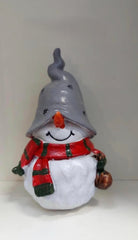 Om de zăpadă – decor ceramic Crăciun cu fular roșu și căciulă gri 14cm