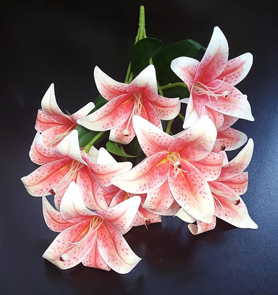 Buchet decorativ cu flori de crin roz-alb – aranjament floral artificial pentru decor elegant