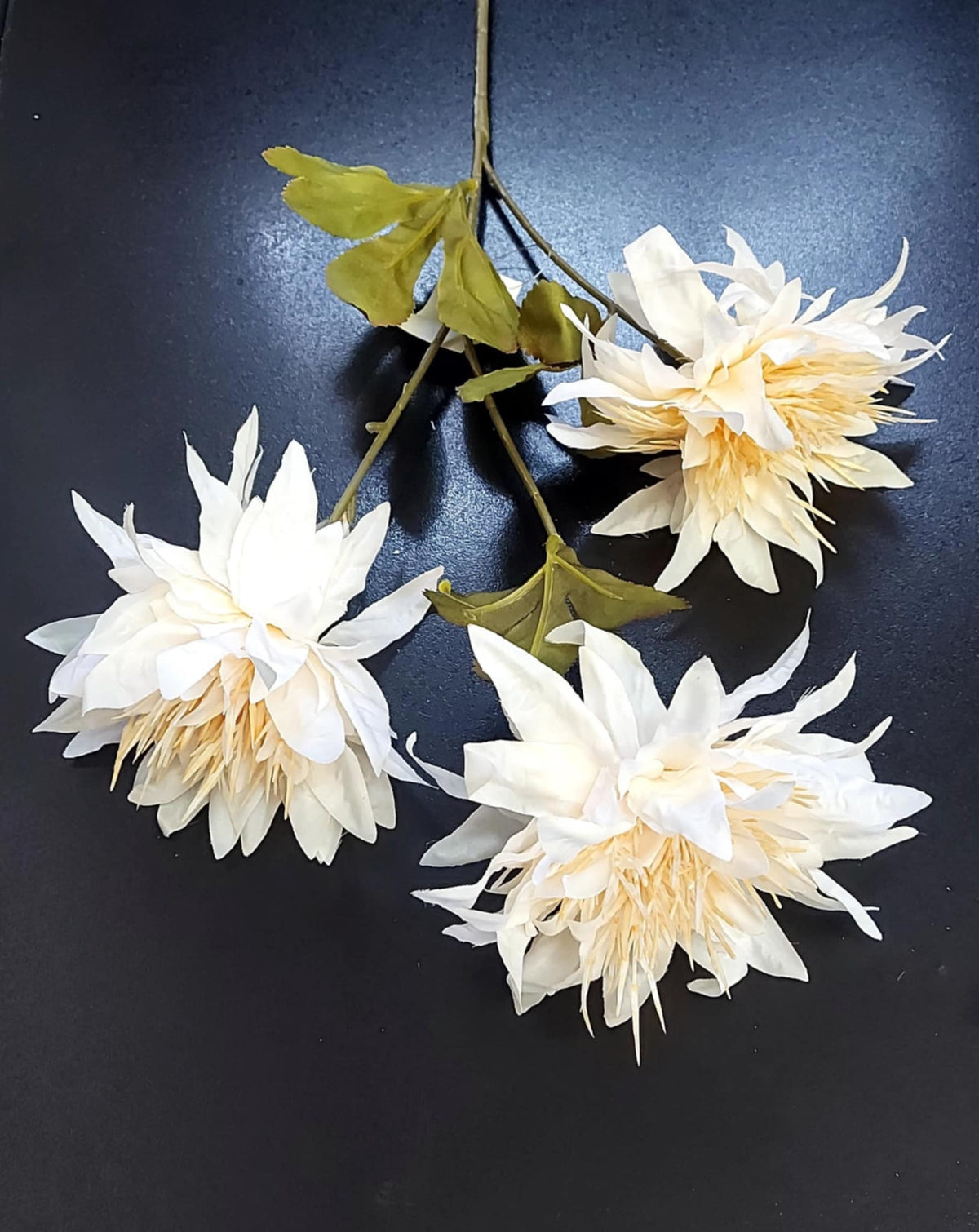 Fir de dalie artificială ivoire – 3 flori mari, 60 cm