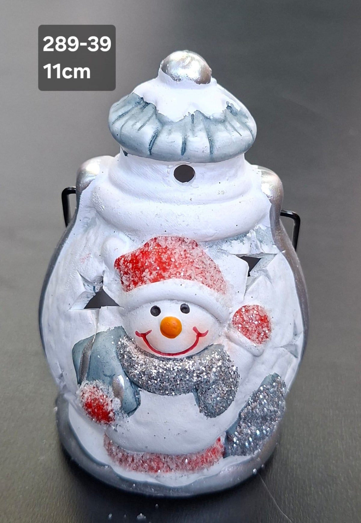 Felinar ceramic om de zăpadă, decor ceramic Crăciun - 11cm