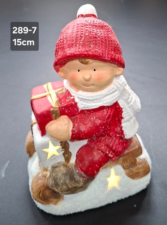 Decor ceramic Crăciun copil pe sanie cu cadou luminos - 15cm