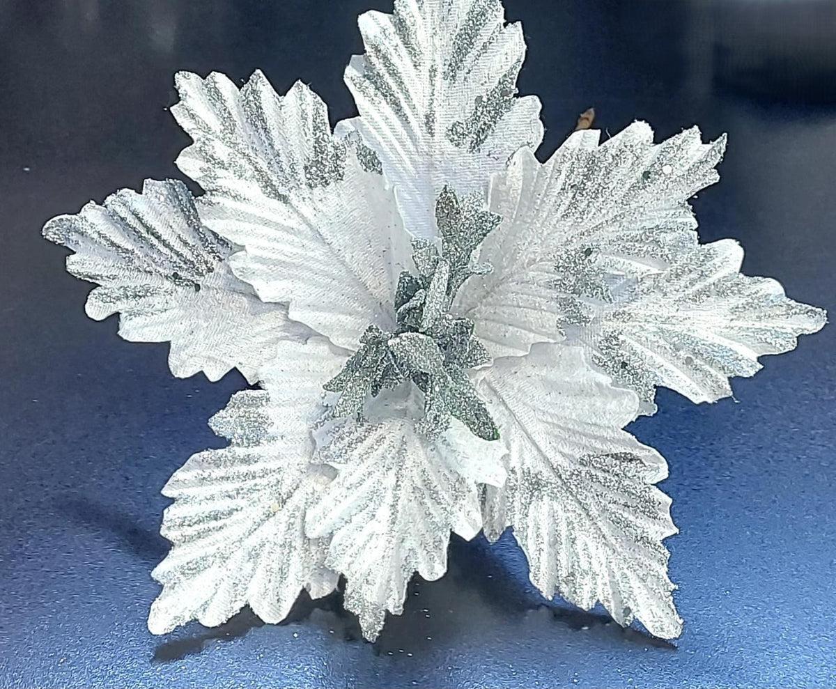 Crăciunițe artificiale albe cu argintiu – flori elegante 10/set