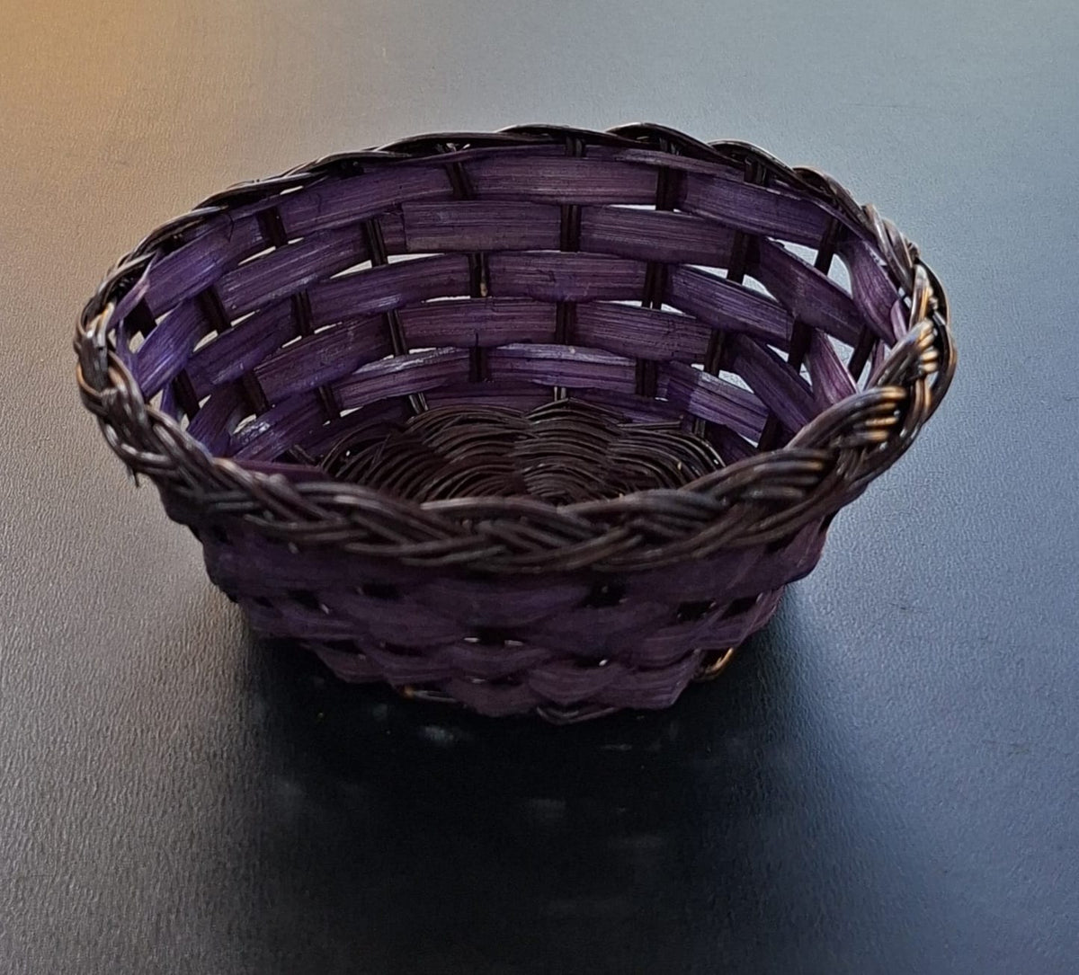 Coș decorativ rotund împletit, culoare mov - diametru 13cm