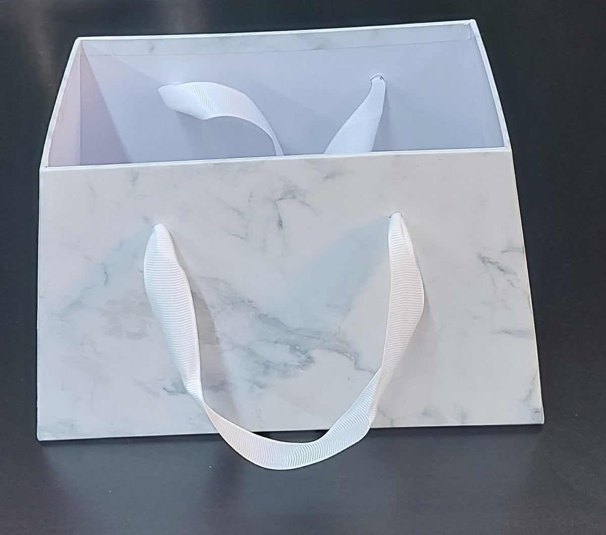 Cutie din carton alb marmorat, dreptunghiulară 20×16cm, cu mânere din panglică – pentru flori și cadouri
