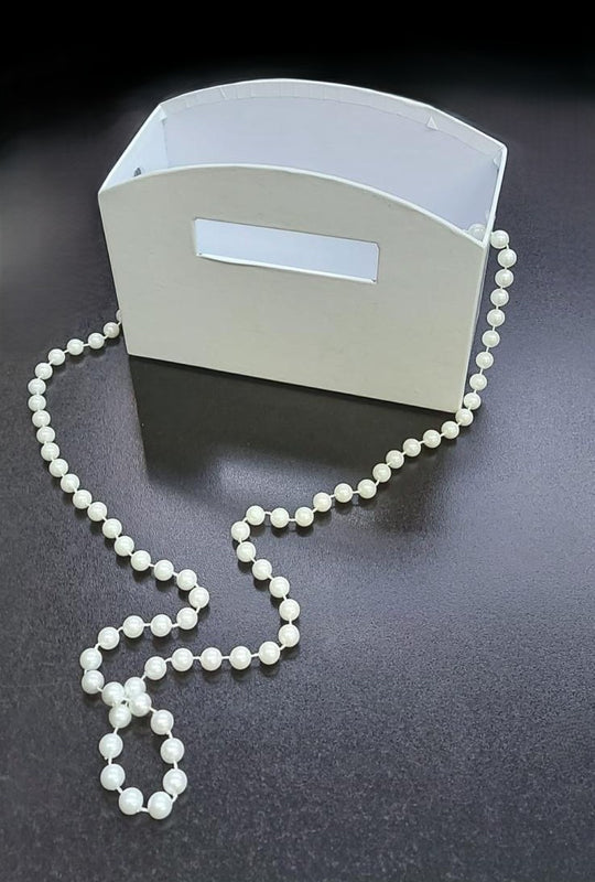 Cutie din carton albă cu perle – 20×15cm
