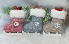 Ornament Crăciun patină tricotată cu blăniță și crenguțe – disponibil în 3 culori 14cm