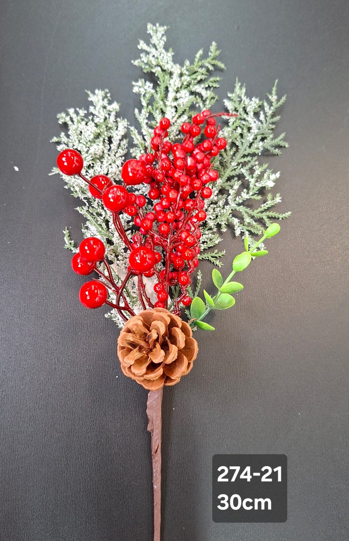 Crenguță artificială de Crăciun cu bobițe roșii, con și zăpadă – 30cm 10/set