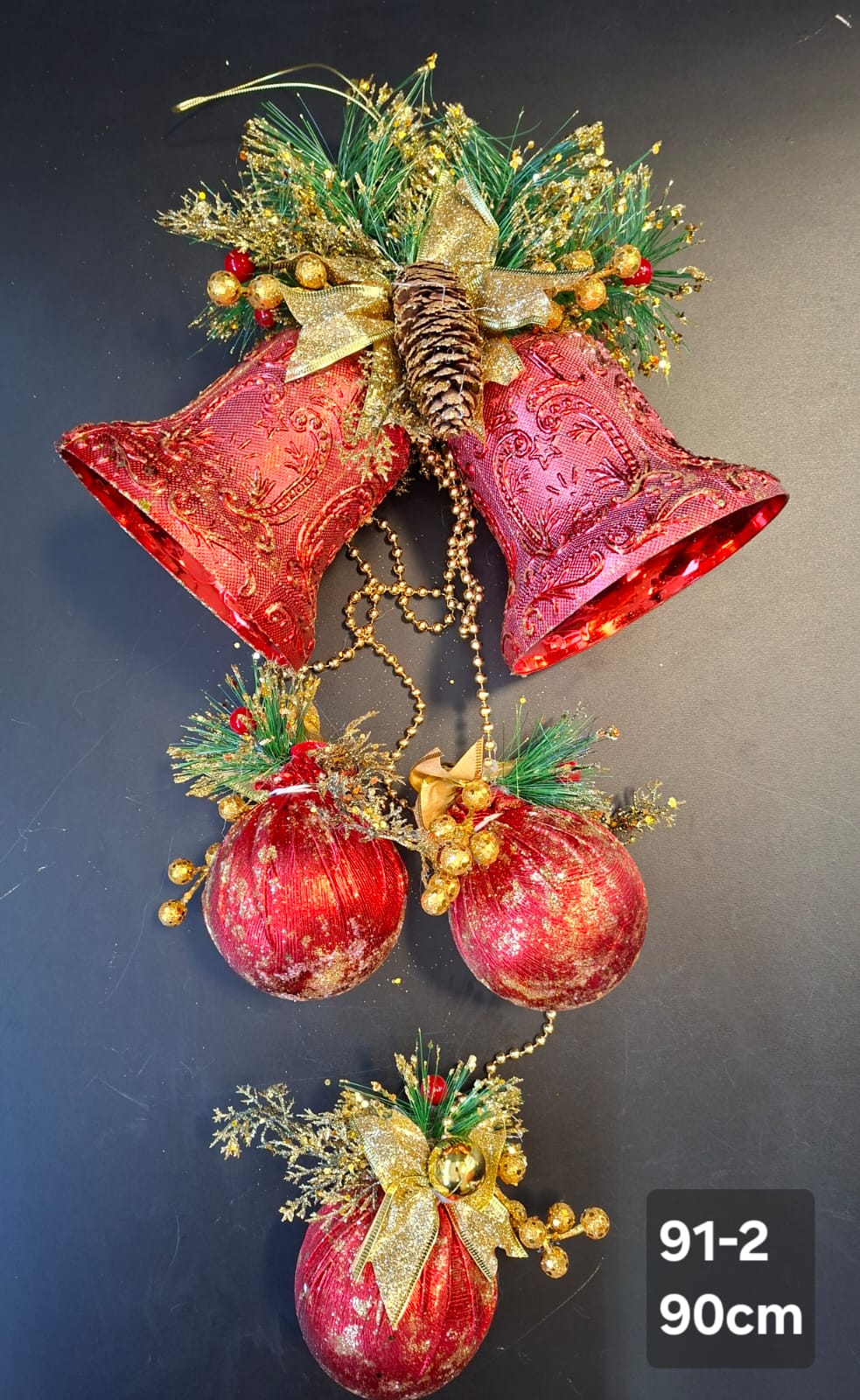 Decorațiune Crăciun cu clopoței și globuri roșii-aurii - 90cm