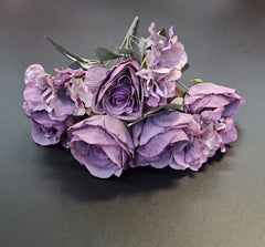 Buchet 5 trandafiri artificiali mov pal și accente florale – 46cm, tije sârmă, material textil