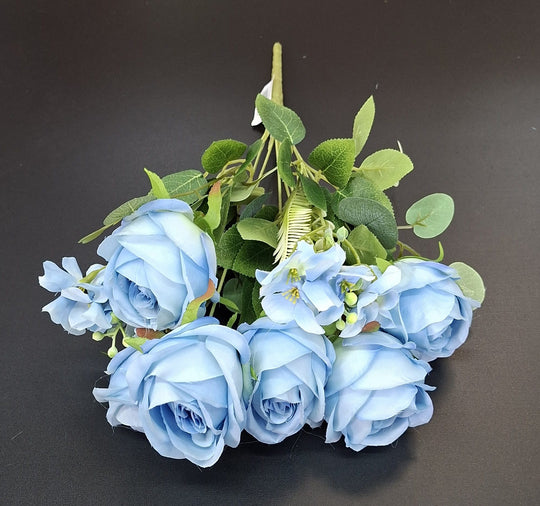 Buchet artificial cu trandafiri bleu și verdeață – 42cm