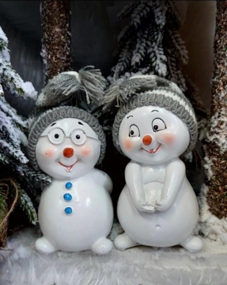 Omuleți de zăpadă – decor ceramic Crăciun cu căciuli de iarnă 2/set 13cm