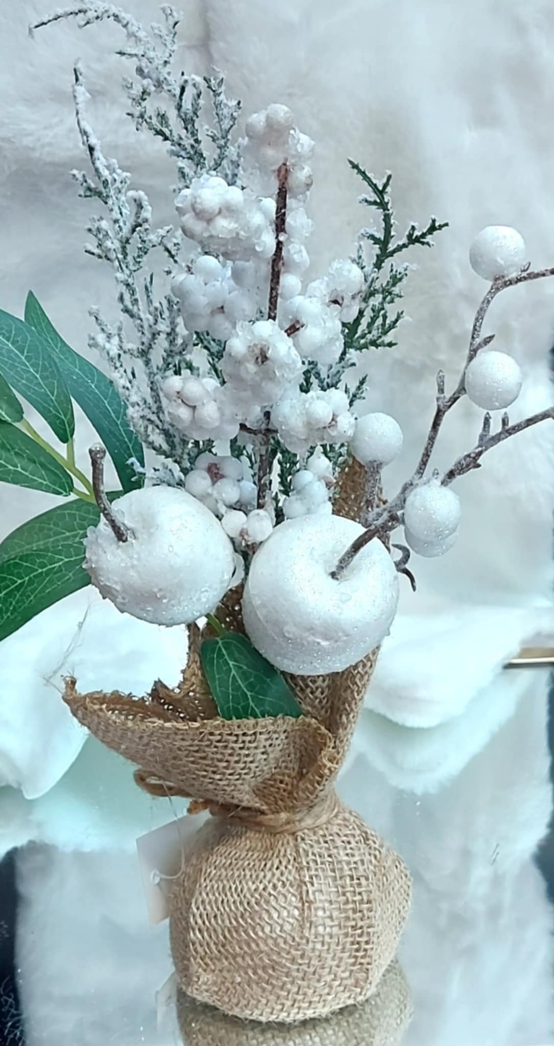 Aranjament Decorativ de Crăciun cu Fructe Albe și Zăpadă Artificială - 25cm