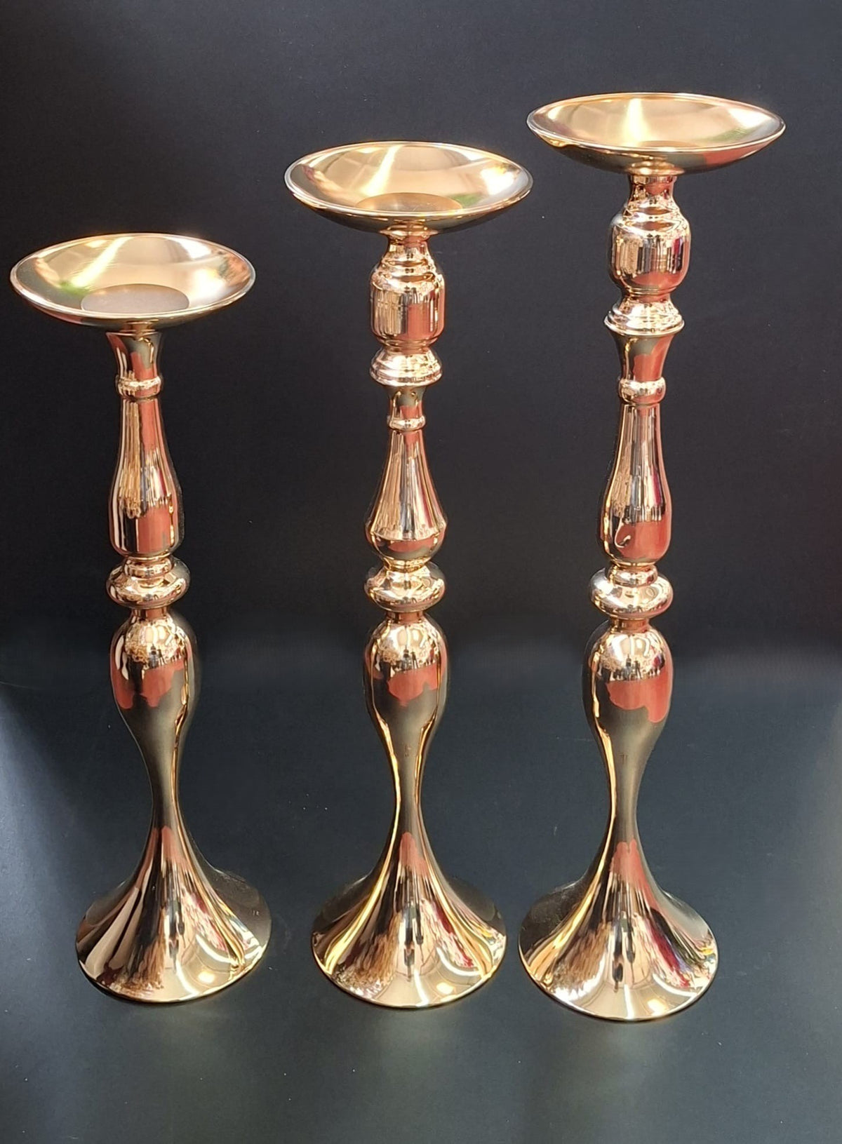 Suport auriu din metal – elegant și decorativ