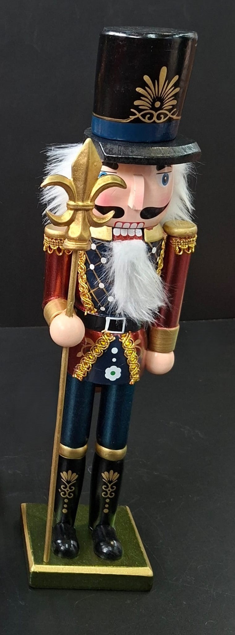 Spărgător de nuci decorativ soldat cu suliță aurie - 38cm