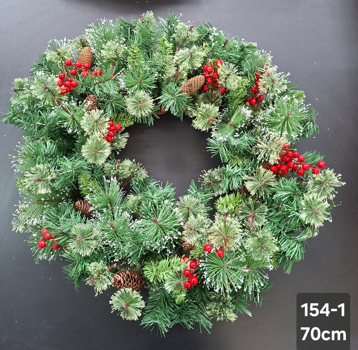 Coroniță Crăciun cu conuri și bobițe roșii – 70cm