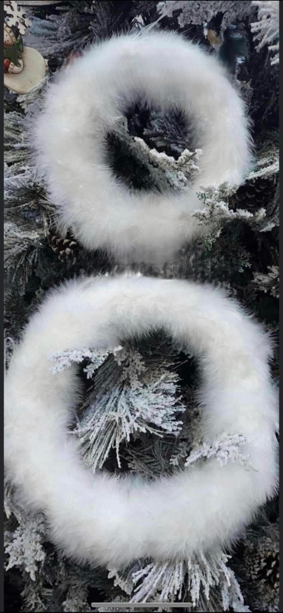 Ornament coronita decorativă Crăciun albă pufoasă – disponibilă în 2 mărimi